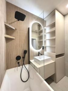 Rentero 5 min Dancing House Apartment Prague, Luxury and Modern