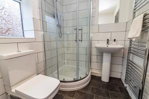 Modern home - great facilities-J26 M1 near IKEA