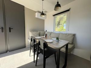 Le Laurier, mobil-home climatisé avec vue sur mer