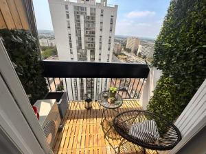 Appartements Studio Nimes - Clim - Wifi -Cuisine privatif - salle de bain commune- balcon : photos des chambres