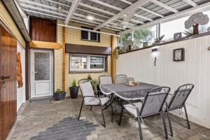 Christels Ferienwohnung 2 in Thale mit überdachter Terrasse, Küche mit TV & Geschirrspüler