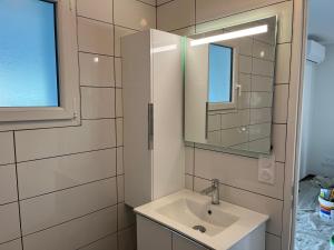 Villas Maison avec piscine interieure privee, buses de spa, jardin clos et parking : photos des chambres