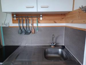 Appartements Studio RDC calme avec parking ferme pres autoroute et tram C : photos des chambres