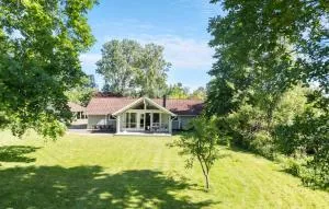 Four-Bedroom Holiday Home In Dronningmolle - Hulerød