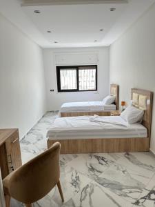 Chambre à Agdal Rabat dans un appartement partagé -two single beds-
