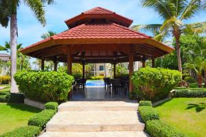 Punta Cana 1-Bed Apt Sleeps 4 with Pool & Hot Tub
