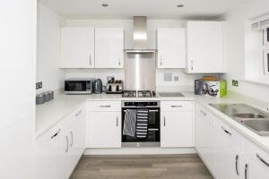 Cosy 5 Bedroom House With Parking