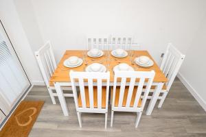 Cosy 5 Bedroom House With Parking