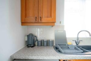 Modern 2 BR ground floor apartment with parking and garden