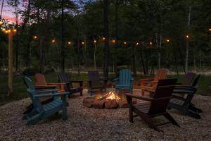 Hot Tub, Firepit, Grill, Wifi near Golf & Hiking