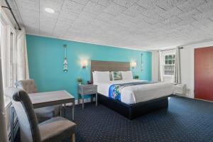 King Room with Deck room in Olde Tavern Motel and Inn - Cape Cod