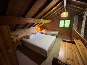 Chalets Chalet entier, vue panoramique, ruisseau et sauna. : photos des chambres