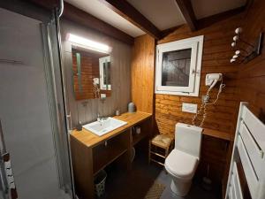 Chalets Chalet entier, vue panoramique, ruisseau et sauna. : photos des chambres