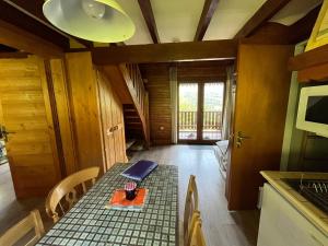 Chalet entier, vue panoramique, ruisseau et sauna.