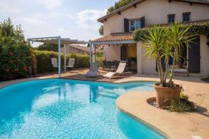 Villas Villa Lumineuse avec Piscine Chambres OU Villa : photos des chambres