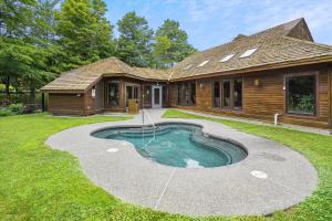 Highridge B16 Delightful Two Bedroom Mountain Condo with Pool, Game Room, and Sauna