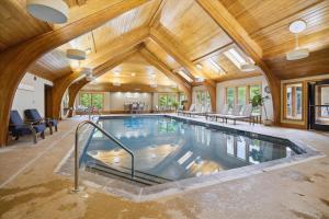 Highridge B16 Delightful Two Bedroom Mountain Condo with Pool, Game Room, and Sauna