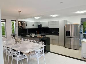 Bella y confortable casa - Condominio El Peñón - 6 Hab