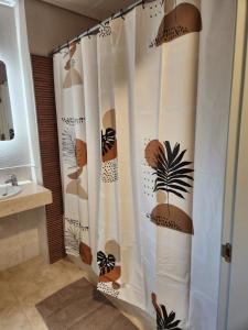 Ático esquinero con preciosas vistas al Valle del Este Golf con piscina comunitaria!