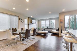 Private Balcony! Mtn-View Snoqualmie Townhome