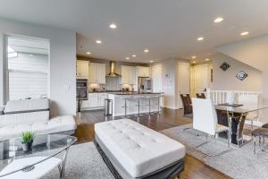 Private Balcony! Mtn-View Snoqualmie Townhome