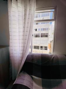 Quarto, sala, cozinha e banheiro - 2 minutos da praia do porto da barra - ar condicionado