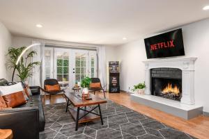 CLOSE to Disney Chic Entertainer with Arcade