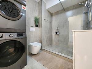 Renovated, Pools, Park, Gym, Parking, Canal walk access