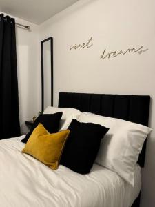 Luxury cozy 3 bed Apartment 5mins from city - free parking!