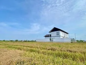Rumah Burong - A home in a lush paddy field - Kampong Kubang Bemban