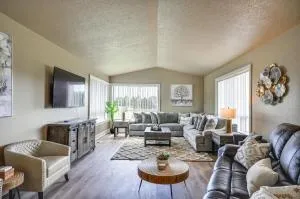 Portland Area Group Getaway Hot Tub and Views! - North Plains