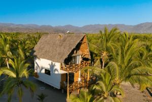 Casa Vela Palafito en playa con alberca