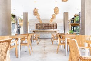 Casa Vela Palafito en playa con alberca