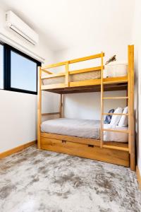 Casa Vela Palafito en playa con alberca