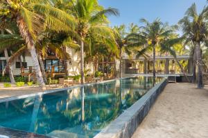 Casa Vela Palafito en playa con alberca