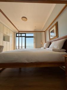 Accommodation Front - Loft Waterfront Penthouse with Ocean Views