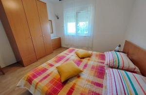 Apartments with parking space Barbat, Rab - 23300