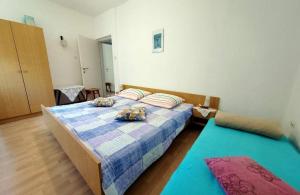 Apartments with parking space Barbat, Rab - 23300