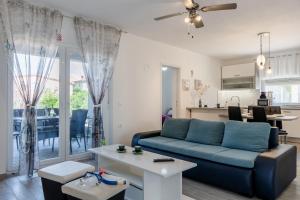 Apartments with a parking space Vir - 23333