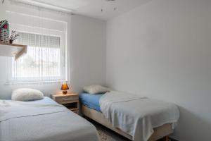 Apartments with parking space Vir - 23333