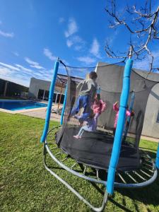 Casa en Club de Campo. Parque y Pileta.