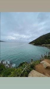 Casa pé na areia arraial