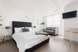 Sam's Bondi top floor studio - lift, view, pool, secure - Bronte