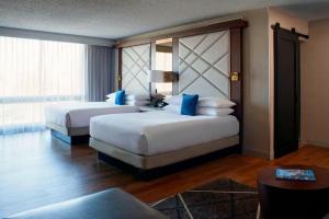 Guest Room with Two Queen Beds room in Kansas City Airport Marriott