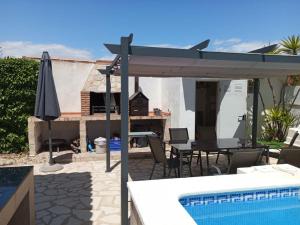 Casa con piscina privada cerca del mar, WiFi gratis, aire opcional, mascotas bienvenidas, playa cercana - ES-184-64