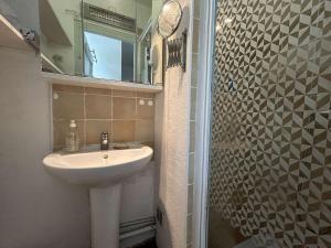 Maisons de vacances Maison familiale pour 8 avec terrasse, a 300m de la plage - La Gueriniere - FR-1-224B-228 : photos des chambres