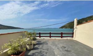 Casa pé na areia arraial