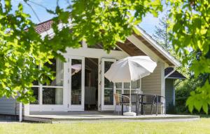 Four-Bedroom Holiday Home In Dronningmolle