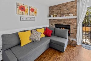 Family Friendly Townhouse with Reading Nook and Bike