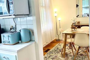 OAKS BrkFast, WiFi,Fetch,Walk2Pizza,Coffee,Liquor